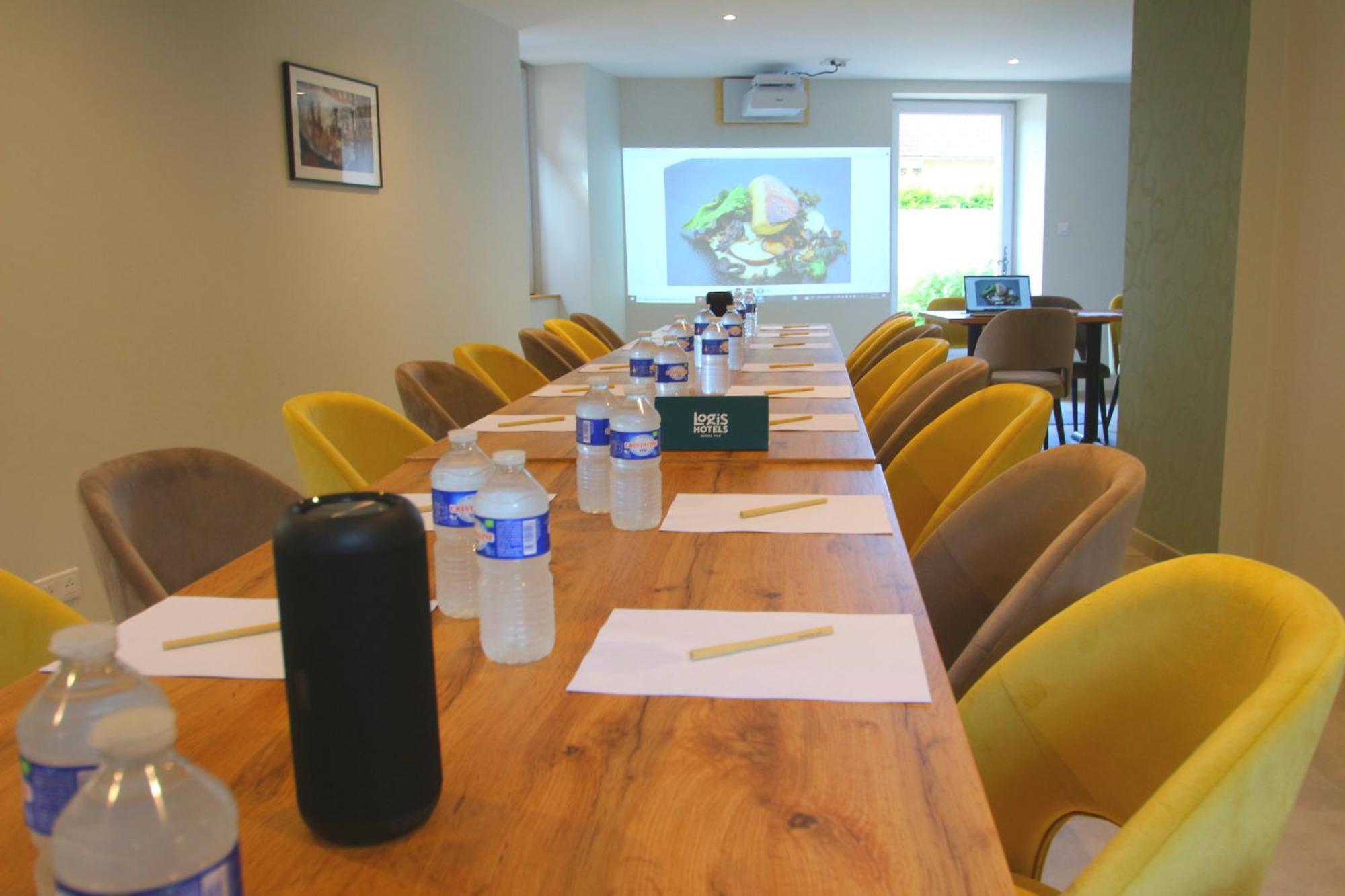 Logis Hotel Archambeau Thonac Esterno foto