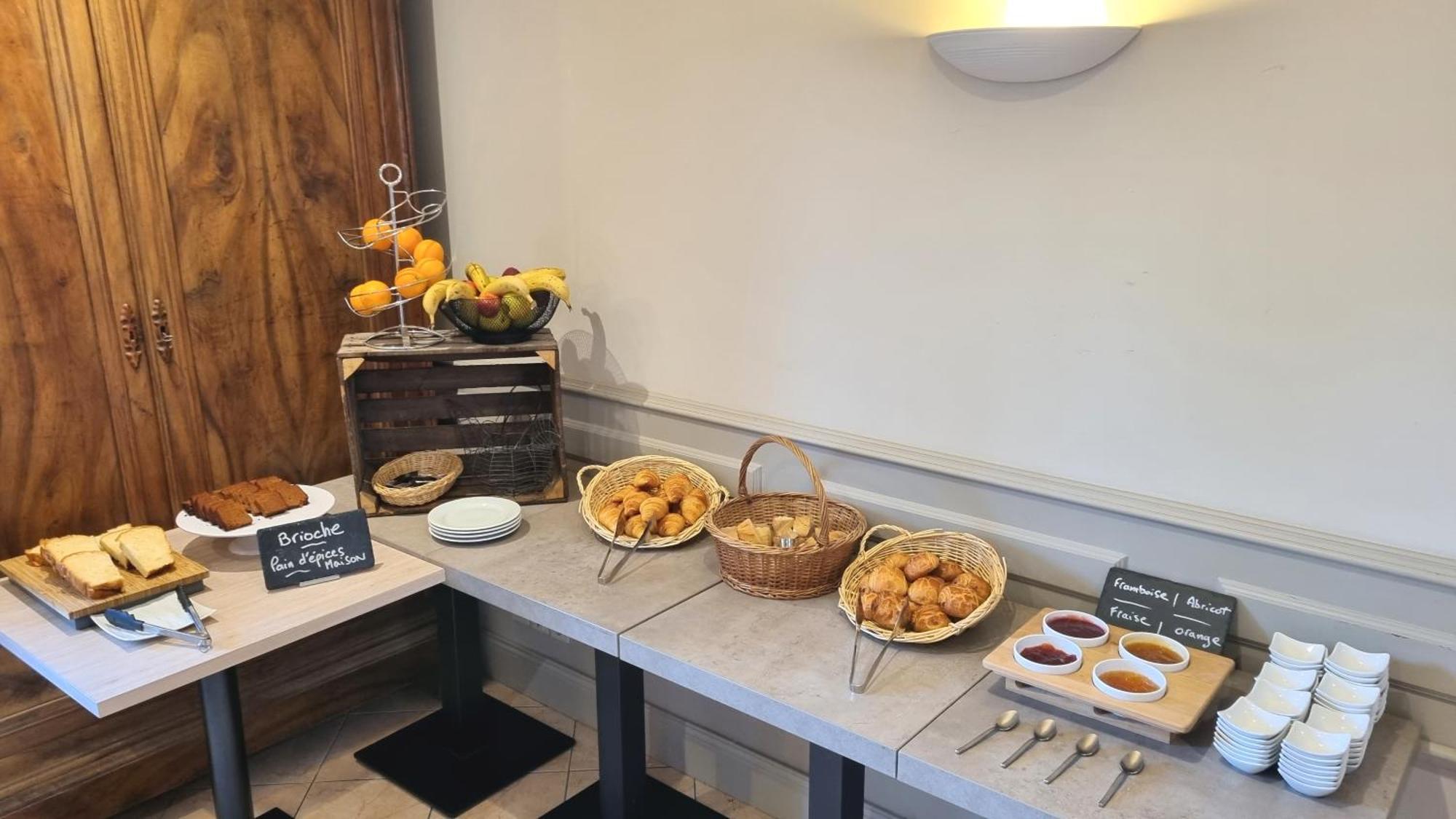 Logis Hotel Archambeau Thonac Esterno foto