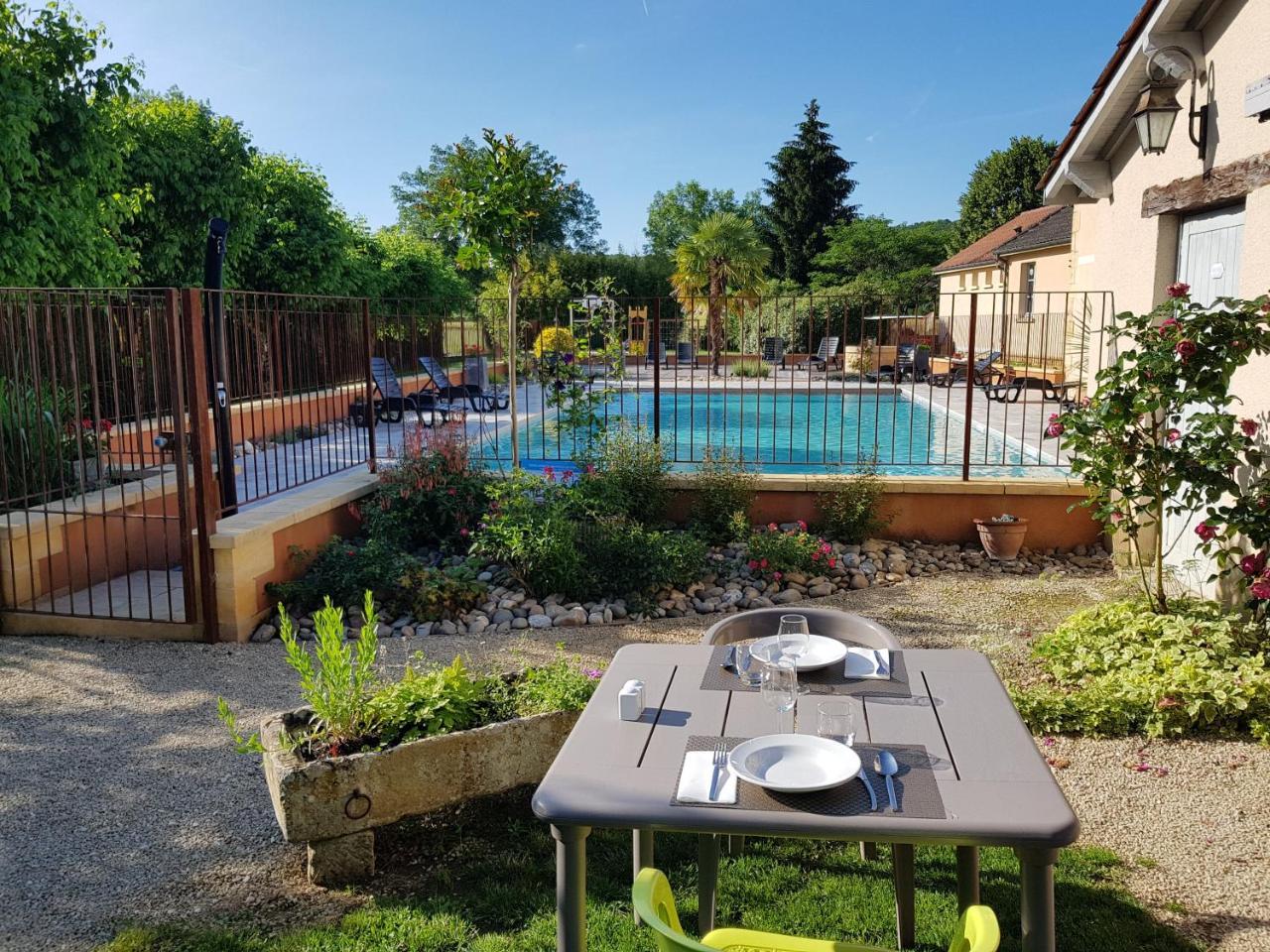 Logis Hotel Archambeau Thonac Esterno foto